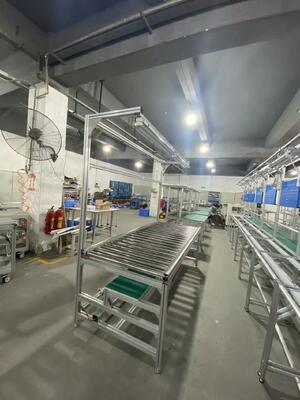 Tableau de travail de tuyauterie avec tubes et connecteurs en alliage d'aluminium d'une capacité de charge de 100 à 120 kg et étagères amovibles pour l'installation des espaces de travail